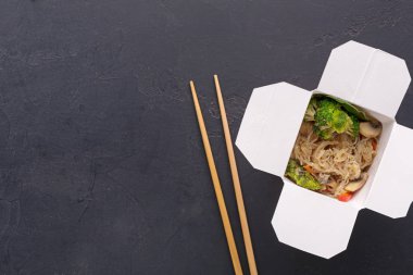 Gri arka plan üzerinde teslim kutusundaki Asya gıda