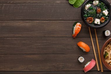 Ahşap arka plan üzerinde tofu peyniri ile miso çorbası