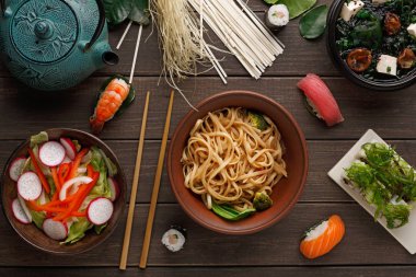 Ahşap arka plan üzerinde soya sosu ile pirinç noodle