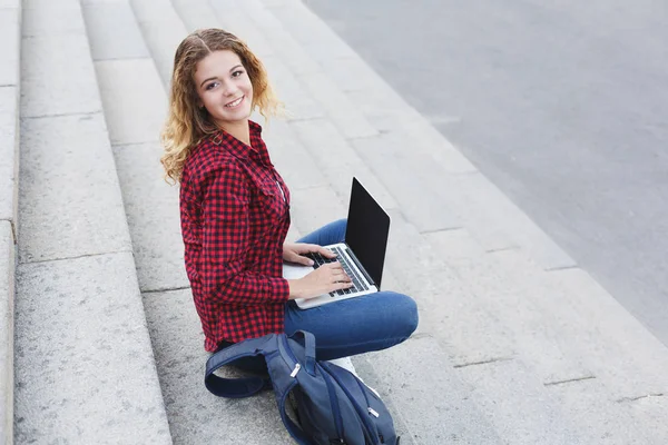 Ler student tjej sitter på trappan med laptop utomhus — Stockfoto