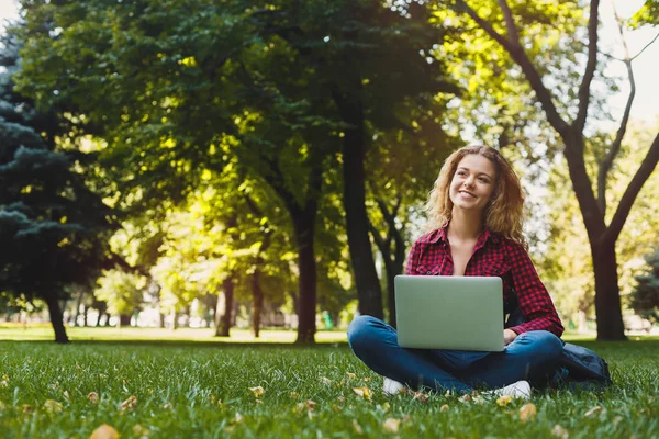 Piękna młoda kobieta za pomocą laptopa na świeżym powietrzu — Zdjęcie stockowe