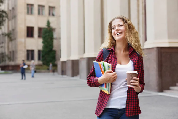 Красивая студентка, стоящая перед университетским кампусом — стоковое фото