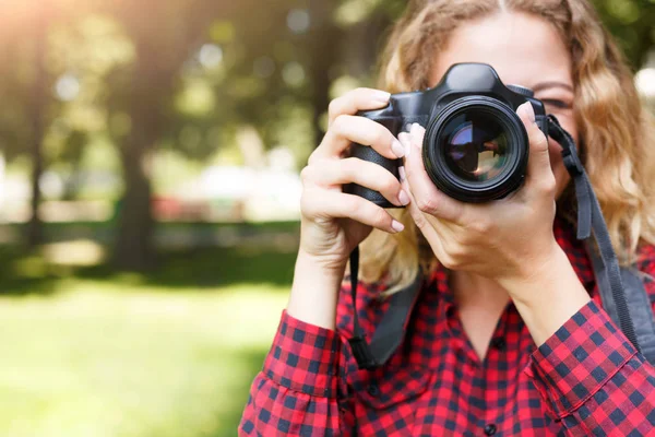 Wanita mengambil foto saat berdiri di taman — Stok Foto