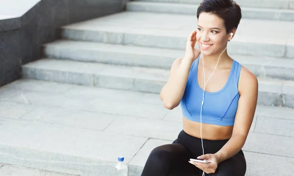 Mujer elegir la música para escuchar durante el entrenamiento — Foto de Stock