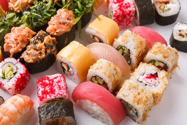 Conjunto de sushi, maki e rolos em branco — Fotografia de Stock