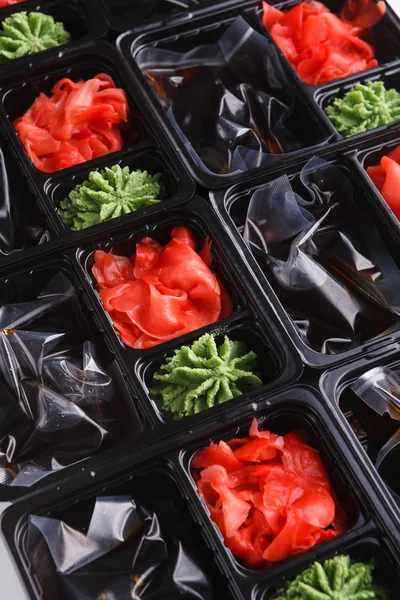 Consegna di sushi. Zenzero, wasabi e salsa di soia in scatola da asporto — Foto Stock