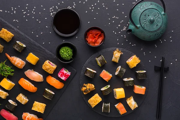 Zestaw sushi maki i bułki na szarym tle, widok z góry — Zdjęcie stockowe
