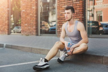 Adam molası, içme suyu verdikten