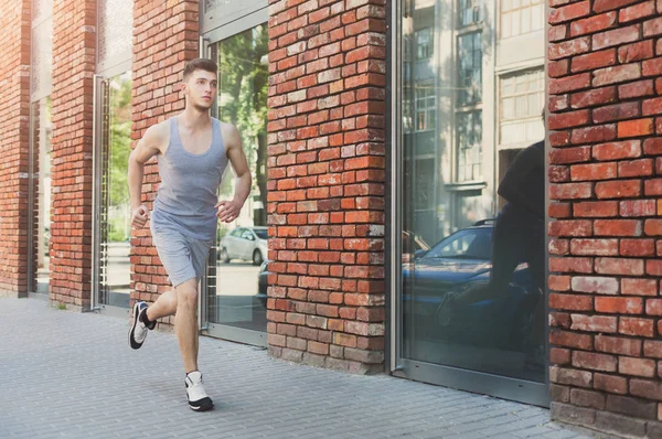 Joven corriendo en espacio de copia de la ciudad —  Fotos de Stock