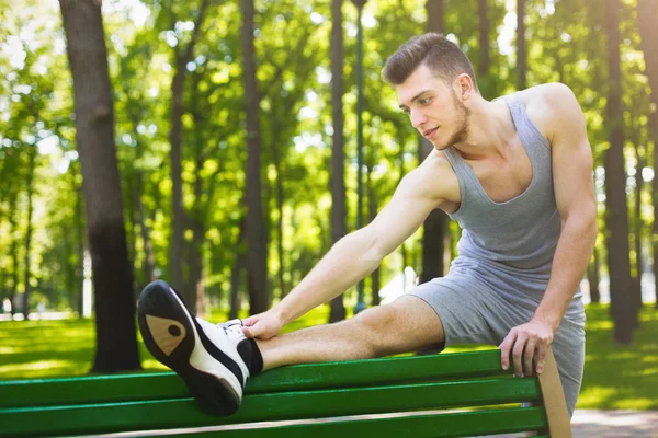 Fitness-Mann streckt Beine im Freien — Stockfoto