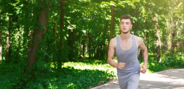 Yeşil park, kopya alanı koşan genç adam