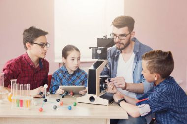 Eğitim kaynaklanıyor. Laboratuvar kimyasal deney