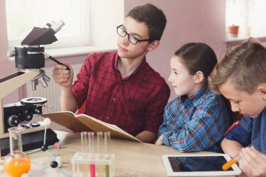 Eğitim kaynaklanıyor. Kimya dersi laboratuvar