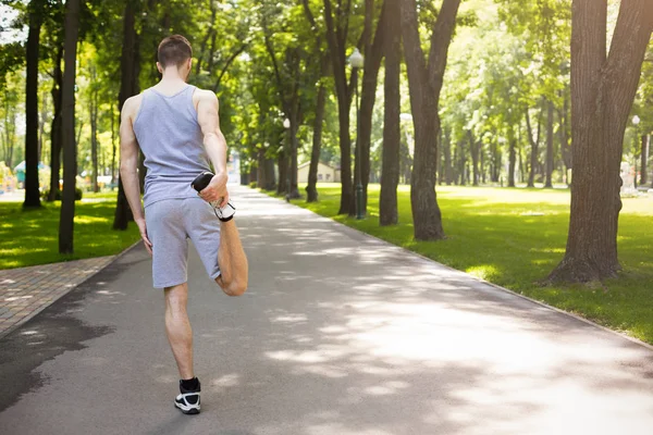 Hombre de fitness estirando las piernas al aire libre —  Fotos de Stock