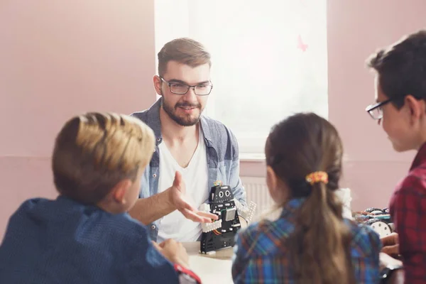 Stem education. Kids creating robots with teacher — Stock Photo, Image