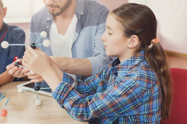 Educación del tallo. Experimentos físicos en la escuela —  Fotos de Stock