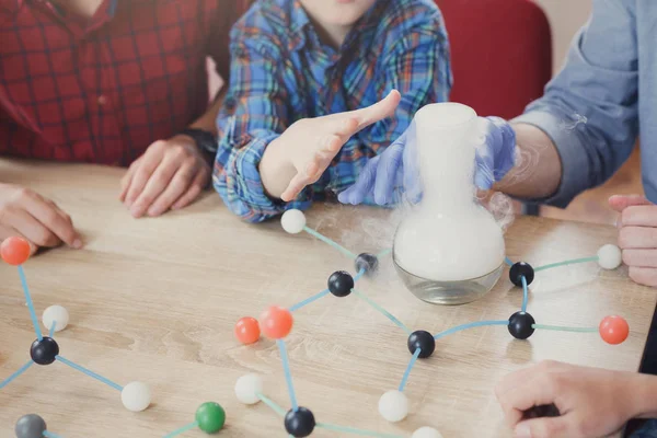 Děti dělají experimentu s dusíkem v laboratoři — Stock fotografie