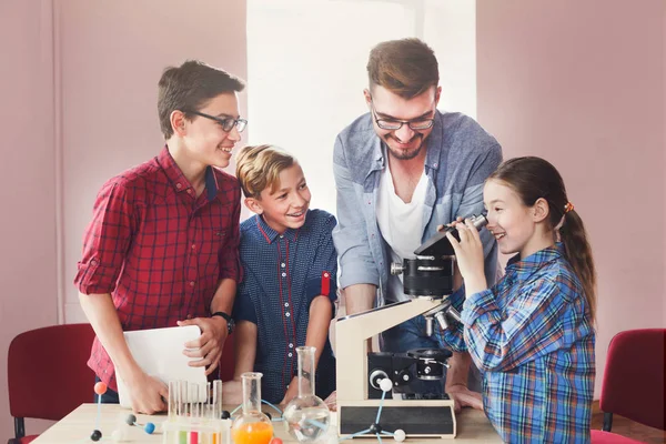Stem education. Chemical experiment in laboratory — Stock Photo, Image