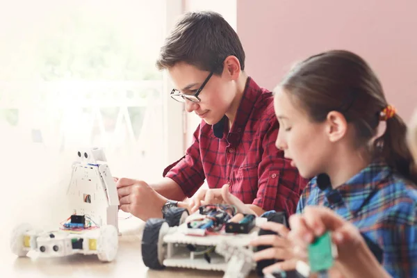 Eğitim kaynaklanıyor. Çocuklar okulda robotlar oluşturma — Stok fotoğraf