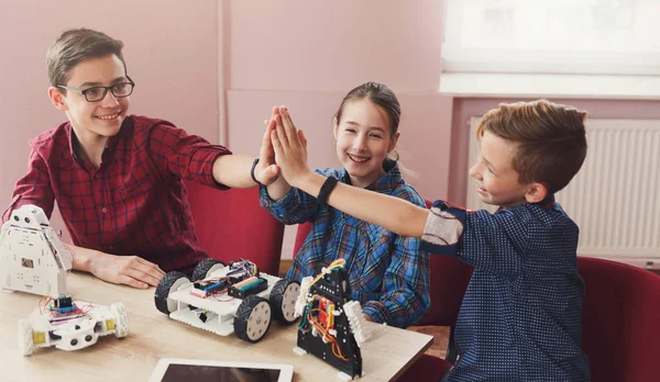 Stem education. Kids creating robots, success — Stock Photo, Image