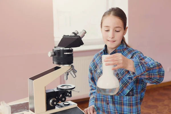 Chica haciendo experimento con nitrógeno en laboratorio —  Fotos de Stock