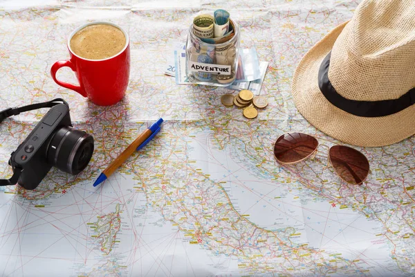 Концепция планирования путешествия. Туристический материал на фоне карты — стоковое фото