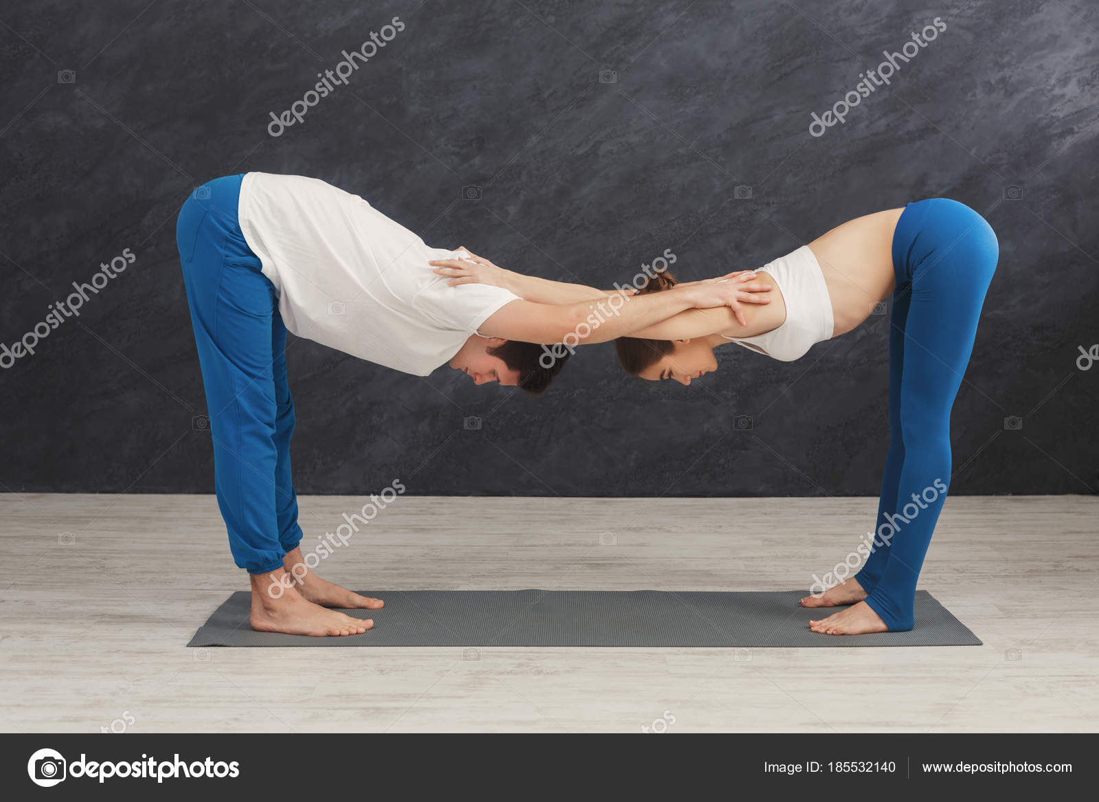 Yoga de entrenamiento en pareja en pose de equilibrio, ejercicio de estiramiento de espalda: fotografía de stock © Milkos #185532140 | Depositphotos Yoga de entrenamiento en pareja en pose de equilibrio, ejercicio de estiramiento de espalda: fotografía de stock © Milkos #185532140 | Depositphotos