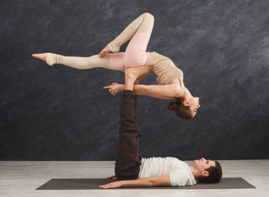 Genç çift acroyoga mat birlikte pratik