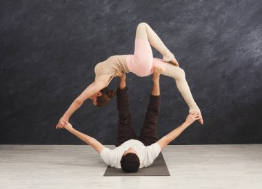 Genç çift acroyoga mat birlikte pratik