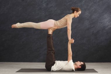 Genç çift acroyoga mat birlikte pratik