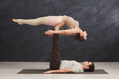Genç çift acroyoga mat birlikte pratik