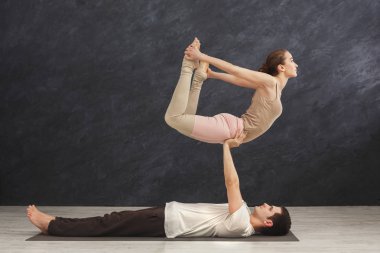 Genç çift acroyoga mat birlikte pratik