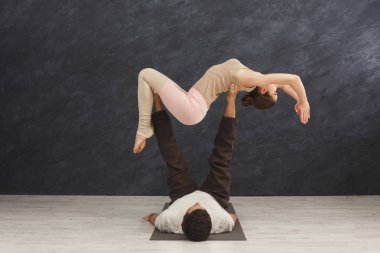 Genç çift acroyoga mat birlikte pratik