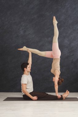 Genç çift acroyoga mat birlikte pratik