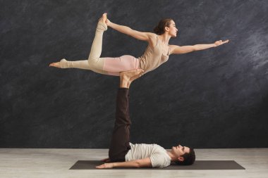 Genç çift acroyoga mat birlikte pratik