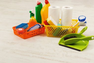 Kova Süngerler, kimyasallar şişeleri ve paspas sopa ile.