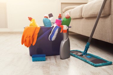 Kova sünger, kimyasallar şişeleri ve paspas sopa ile.