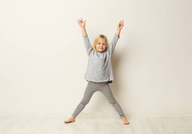 Tam uzunlukta studio arka plan, mutlu sevimli küçük kız portresi