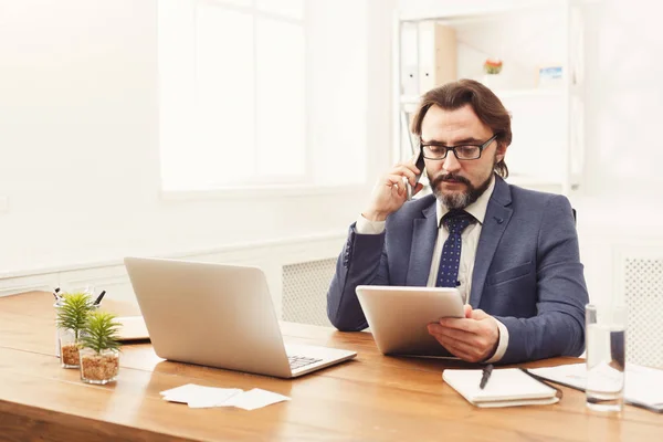 Affärsman prata telefon och använda surfplatta — Stockfoto