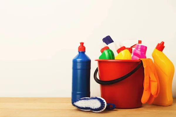 Різноманітність засобів для прибирання будинків на столі — стокове фото
