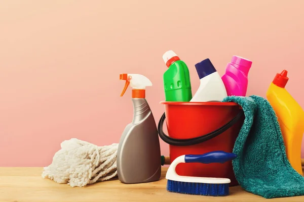 Variedade de produtos de limpeza de casas na mesa — Fotografia de Stock