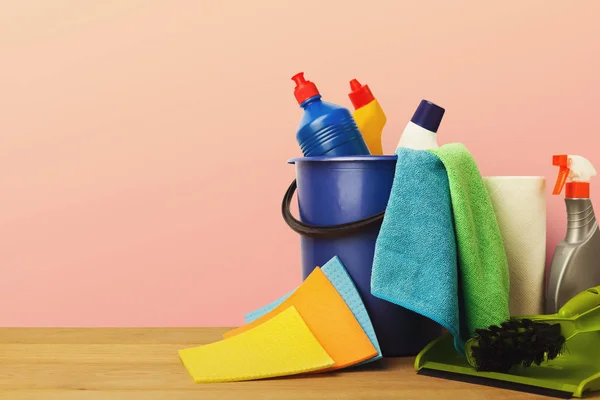 Verscheidenheid van huis schoonmakende product op tafel — Stockfoto