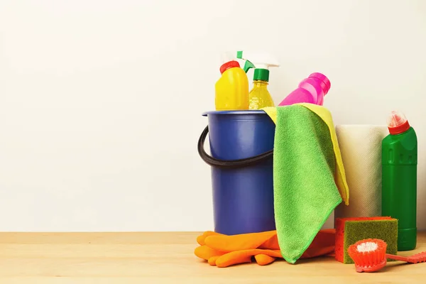 Variété de produits de nettoyage de maison sur la table — Photo