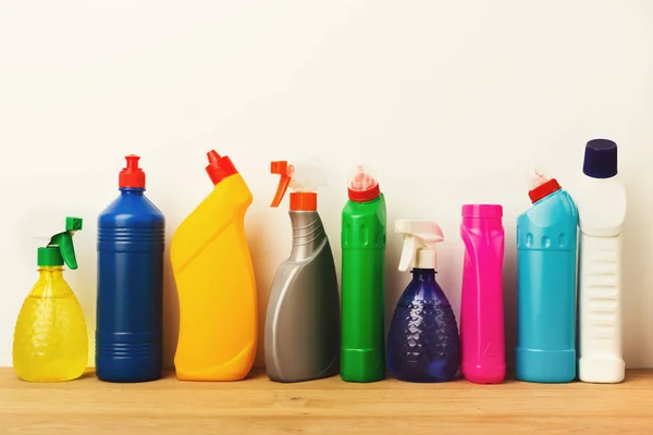 Gruppo di prodotti colorati per la pulizia su sfondo bianco — Foto Stock