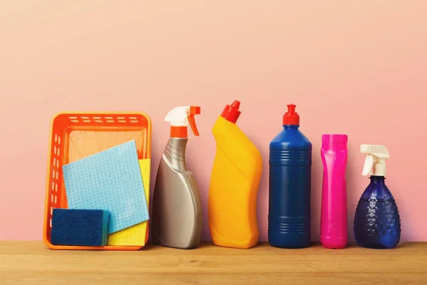 Gruppo di prodotti colorati per la pulizia su sfondo rosa — Foto Stock