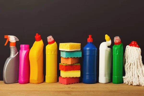 Gruppo di prodotti colorati per la pulizia su sfondo scuro — Foto Stock