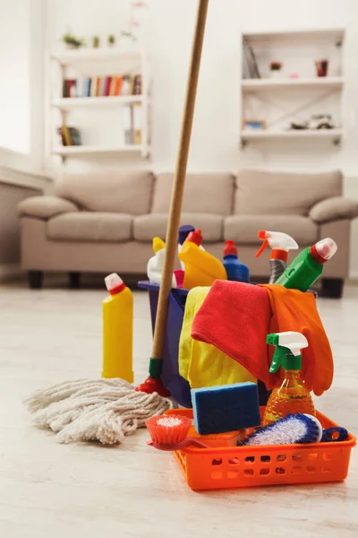 Balde com esponjas, garrafas de produtos químicos e esfregão . — Fotografia de Stock