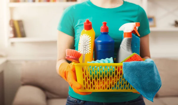 Giovane donna che tiene secchio con oggetti per la pulizia, da vicino — Foto Stock