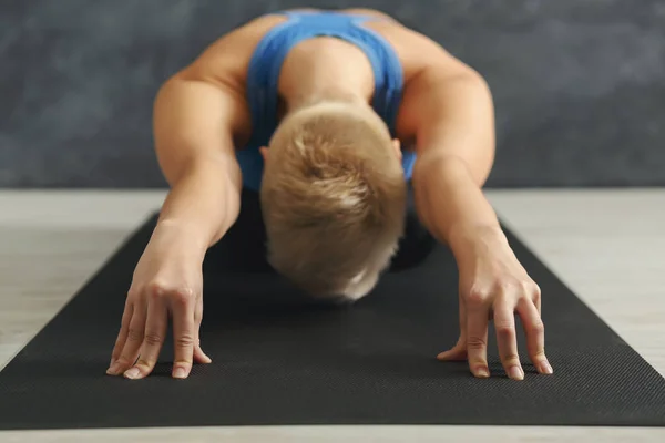 Oigenkännlig fitness kvinna stretching på grå bakgrund — Stockfoto