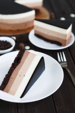 Üçlü çikolata katman mousse kek sır ile